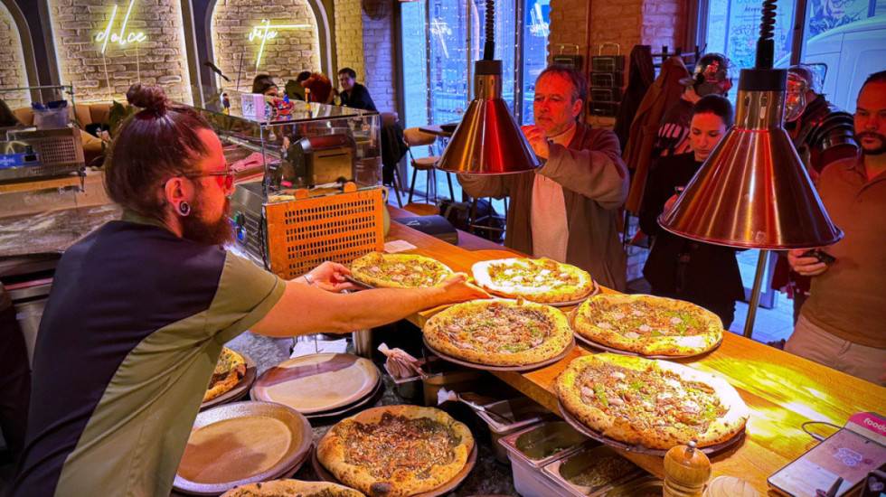 Studimi befasues, ngrënia e picës mund të na bëjë të palumtur