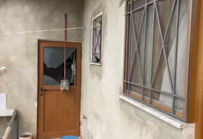 Po hynte për të vjedhur, grabitësi në Fier humb jetën i bllokuar në dritare