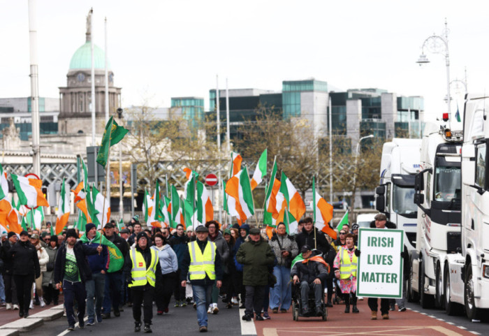 Kriza e naftës nxjerr irlandezët në sheshe, qeveria shpall paketë ndihme mbi 500 milionë euro