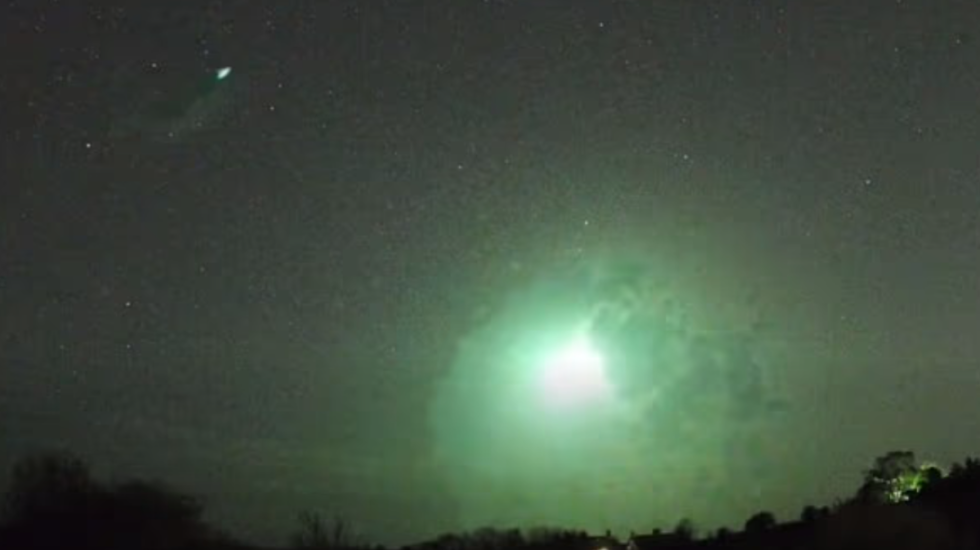 Meteori ndriçon qiellin dhe alarmon britanikët