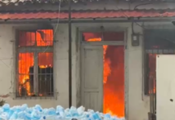 Zjarri shkrumbon banesën në Elbasan, dyshohet për ngjarje të qëllimshme