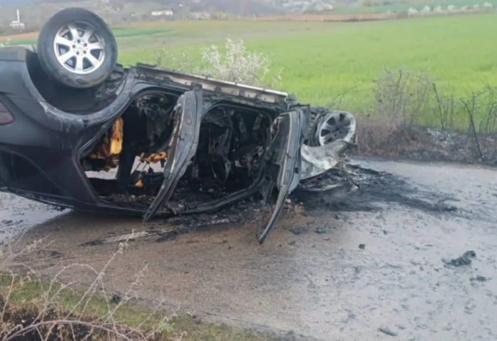 Makina përmbyset dhe shpërthen në flakë, shpëtojnë 3 të rinjtë në Devoll