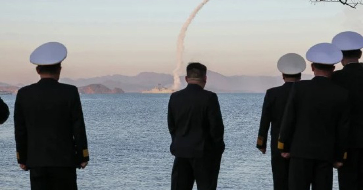 Bota në luftë  Kim Jong Un  luan  me raketa nga shkatërruesi i ri i Koresë së Veriut