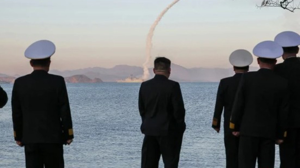 Bota në luftë, Kim Jong Un “luan” me raketa nga shkatërruesi i ri i Koresë së Veriut