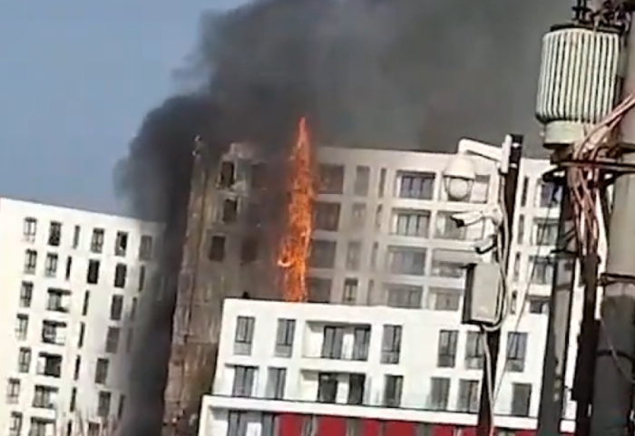 Flakët shkrumbojnë pallatin në Tiranë, zjarrfikësit shpëtojnë banorët, 2 të lënduar