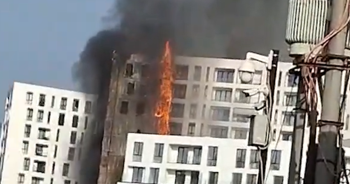 Flakët shkrumbojnë pallatin në Tiranë  zjarrfikësit shpëtojnë banorët  2 të lënduar