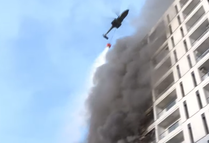 4 orë në luftë me flakët, zjarri shkrumbon pallatin në Tiranë, 11 të lënduar