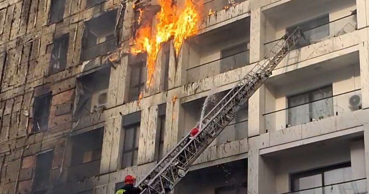 Flakët shkrumbojnë pallatin në Tiranë  zjarrfikësit shpëtojnë banorët  6 të lënduar