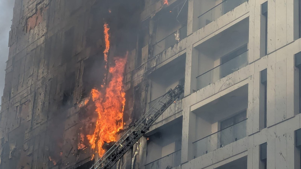 Zjarri te pallati pranë QSUT, katër të arrestuar. Në kërkim ndërtuesi i pallatit