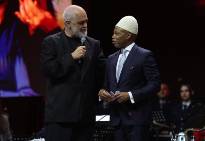 Me plisin në kokë, Rama i jep shtetësinë shqiptare ish-kryebashkiakut të Nju Jorkut