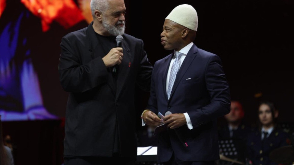 Me plisin në kokë, Rama i jep shtetësinë shqiptare ish-kryebashkiakut të Nju Jorkut