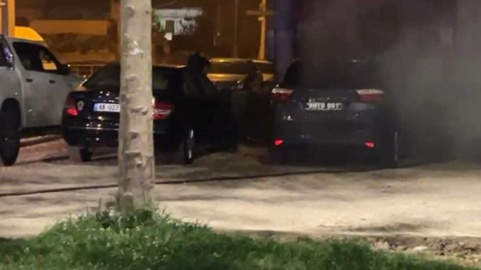 Digjen dy makina në Vlorë, njëra i përket një polici