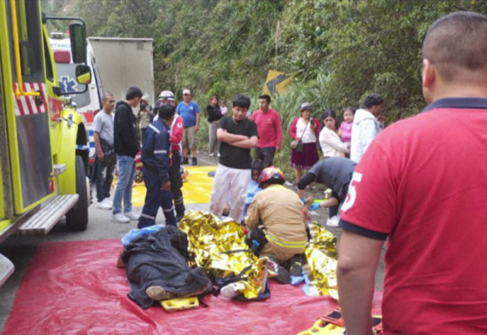 Aksident i frikshëm në Ekuador, autobusi bie në lumë, 11 viktima