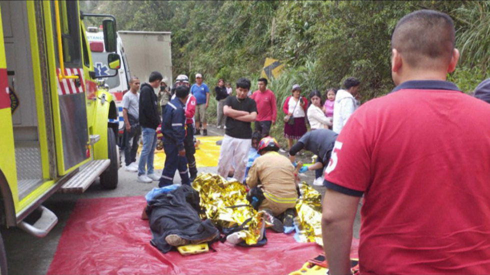 Aksident i frikshëm në Ekuador, autobusi bie në lumë, 11 viktima