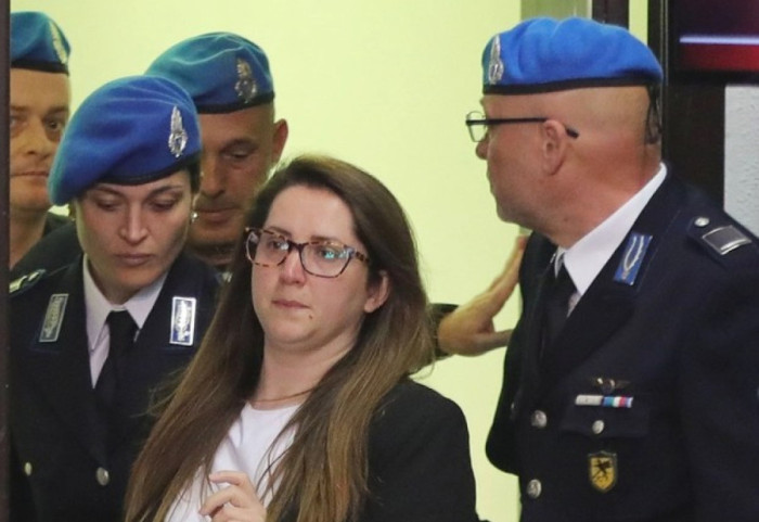 Dënohet me 30 vite burg shqiptarja që vrau prindërit e të dashurit në Itali