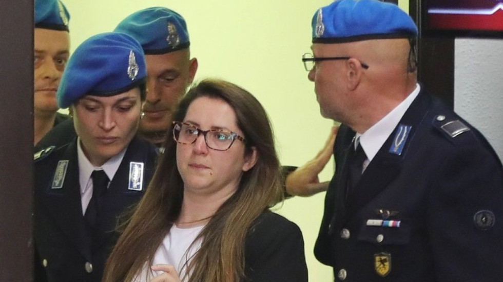 Dënohet me 30 vite burg shqiptarja që vrau prindërit e të dashurit në Itali