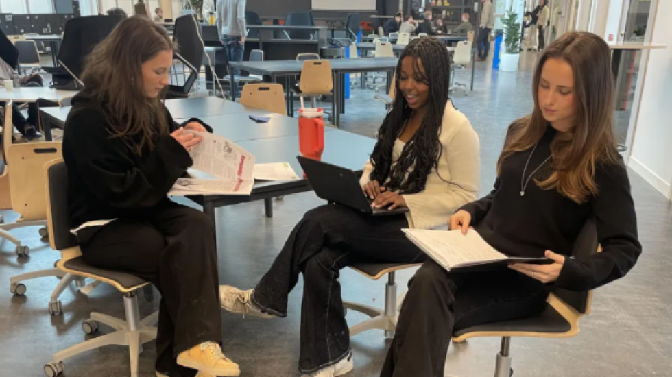 Kthim pas te librat, shkollat e Suedisë shkurtojnë mësimin digjital