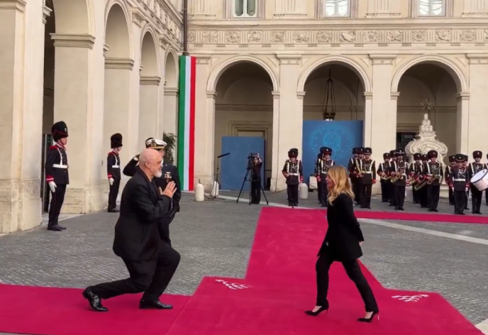 Rama sërish në gjunjë para Melonit, nis vizita në Itali