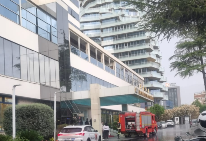 Zjarr në katin e katërt te “Hotel Tirana”