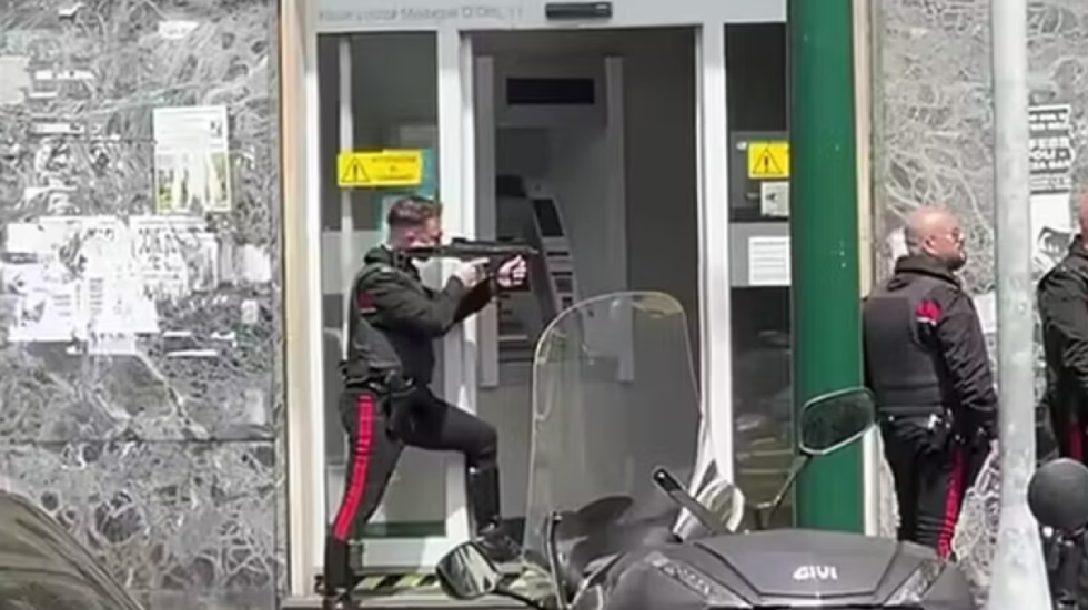 Grabitje e frikshme në një bankë në Napoli, autorët marrin 25 persona peng, më pas zhduken