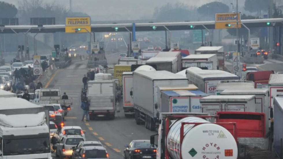 Çmimi i naftës ‘kacafiu’, Shoqatat e Transportit vendosin: Asnjë kamion në rrugët e Italisë për 5 ditë