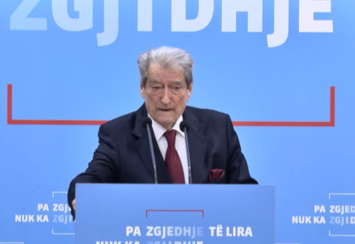 Pak orë nga protesta, Berisha fton qytetarët: Keni 1001 arsye për t’i bashkuar kryengritjes paqësore