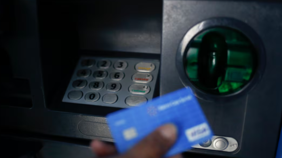 Lamtumirë kartës së kreditit, mënyrat e reja për të tërhequr para “cash” nga bankomatët