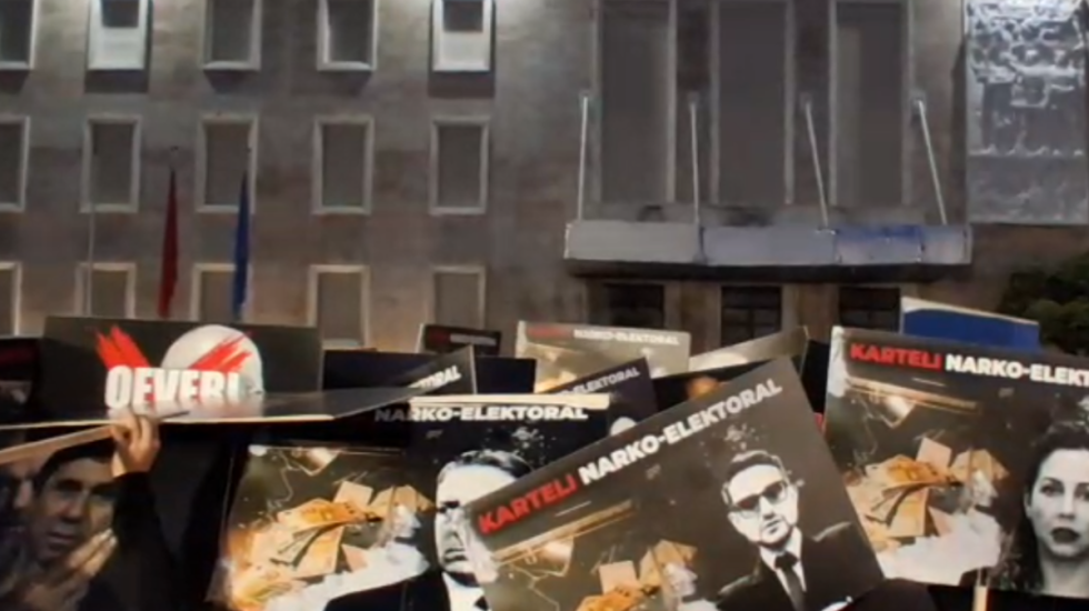 Xhaferri në protestë: Paratë tuaja nuk shkojnë për shkolla më të mira, por në xhepat e një grushti personash