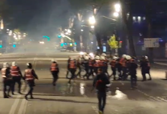 Sulmohet me molotovë Kryeministria, policia futet mes turmës, disa deputetë të lënduar nga gazi lotsjellës