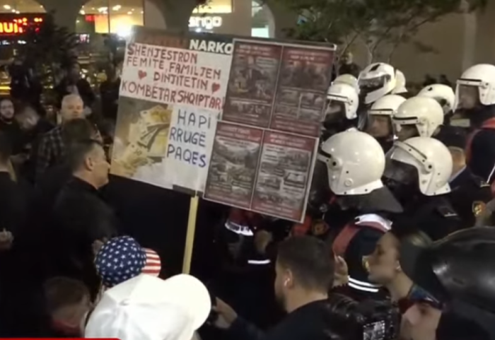 Kordon sigurie pranë xhamisë së Namazgjasë, policia frenon avancimin e protestuesve drejt Kuvendit