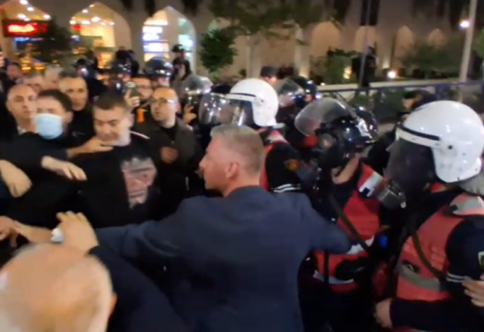 Kordon sigurie pranë xhamisë së Namazgjasë, policia frenon avancimin e protestuesve drejt Kuvendit