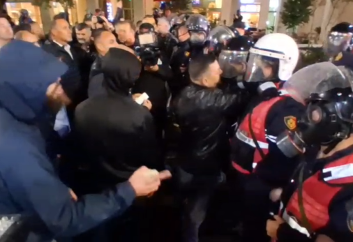 Përplasjet me policinë në protestë, Berisha: Sulme çnjerëzore ndaj protestuesve, Rama urdhëroi goditjen e Kalasë