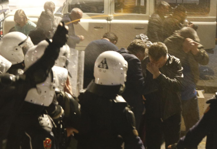 Policia hyn mes turmës dhe arreston protestuesit, lëndohen disa deputetë