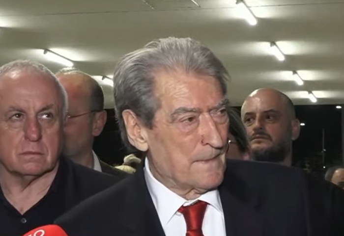 Berisha nga QSUT: Policia përdori “helm për verbimin e arinjve” ndaj protestuesve