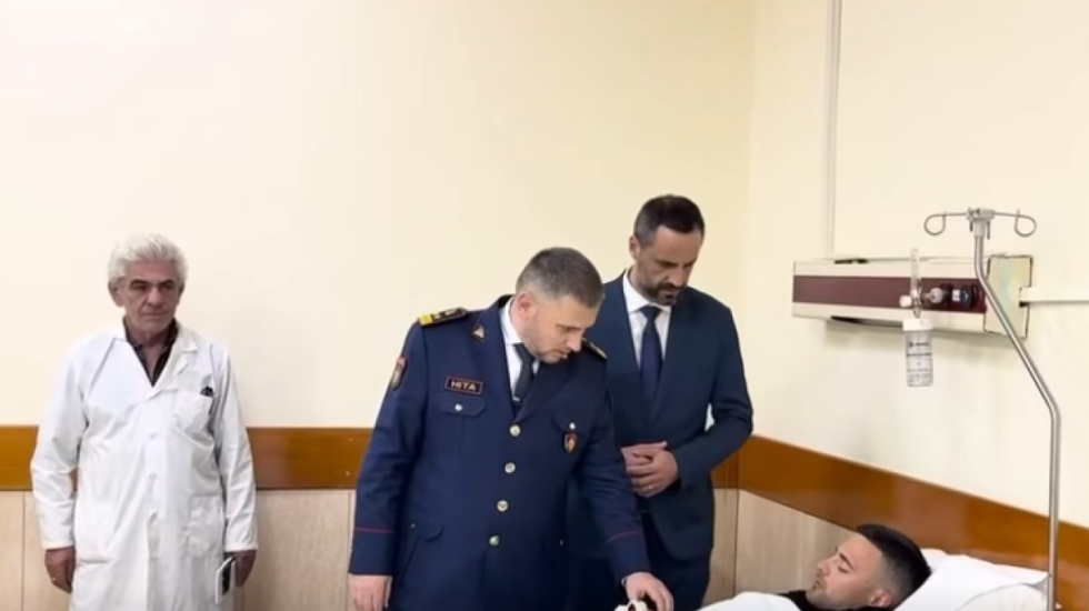 “Dora e ngritur mbi policinë, krim që do ndëshkohet”, Lamallari viziton në spital efektivët e lënduar në protestë