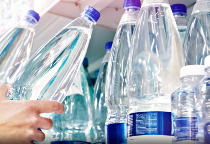 Lufta në Iran rrit jo vetëm naftën, 6 cent më shtrenjtë për ujin në Itali