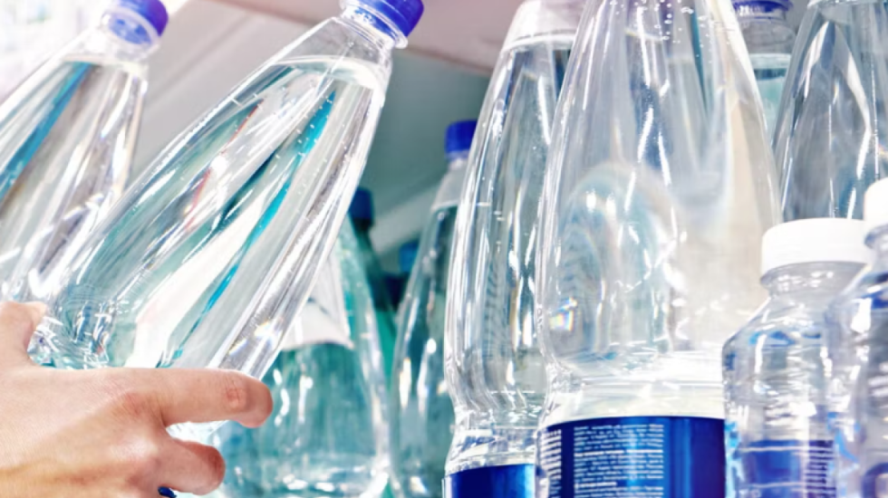 Lufta në Iran rrit jo vetëm naftën, 6 cent më shtrenjtë për ujin në Itali