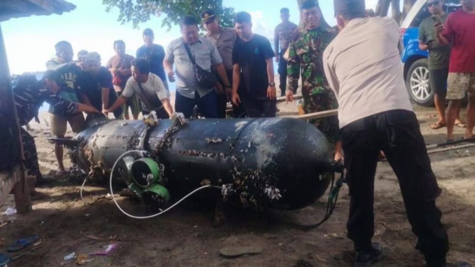 Peshkatari hedh rrjetën në det dhe kap… dronin kinez