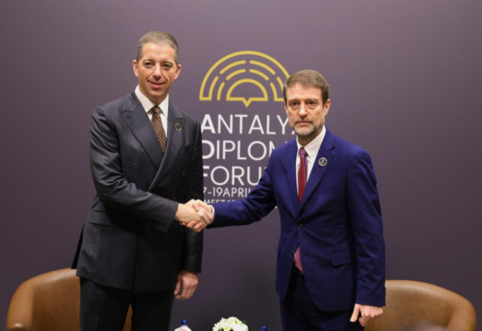 “Konsullatë shqiptare në Bujanoc”, ministri Hoxha takohet me homologun serb: Bashkëpunim dhe dialog me Kosovën