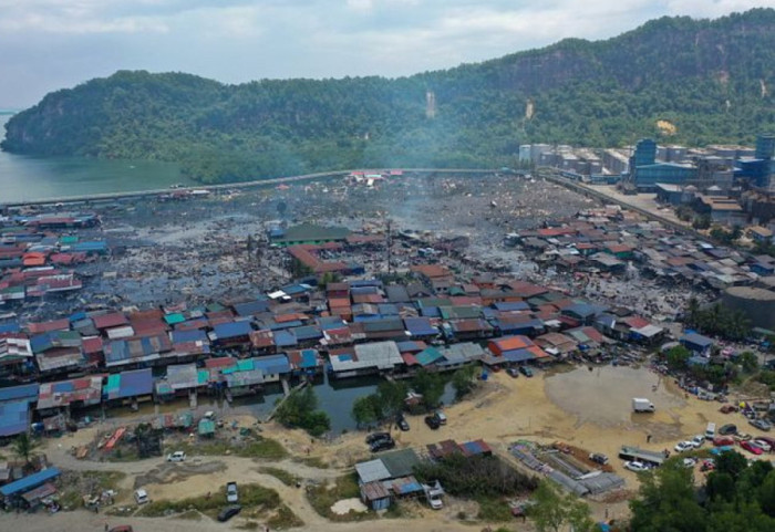 Zjarri shkatërron një mijë shtëpi, 9 mijë të pastrehë zhvendosen