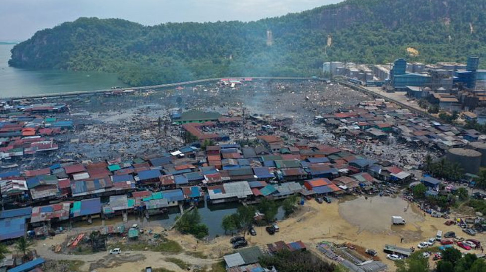 Zjarri shkatërron një mijë shtëpi, 9 mijë të pastrehë zhvendosen