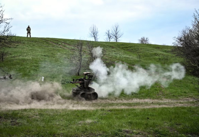"Robotët nuk gjakosen", Ukraina dërgon makineri në vend të ushtarëve njerëz në fushë betejë