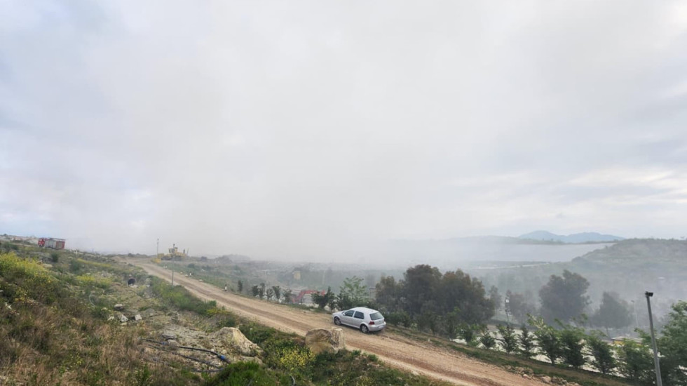 Zjarri në landfillin e Bushatit ende aktiv, tymi mbulon Shkodrën