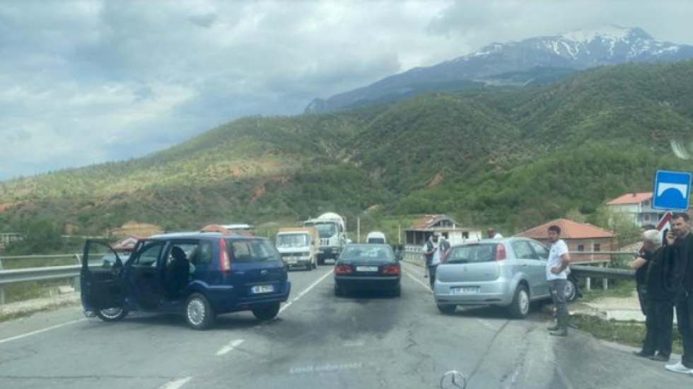Aksident në Peshkopi, përplasen 2 makina, 6 të lënduar