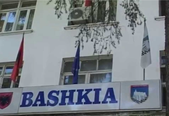 “Kryetari dhe shumë punonjës me HIV”, Bashkia Gjirokastër kallëzon personin që ndau lajmin