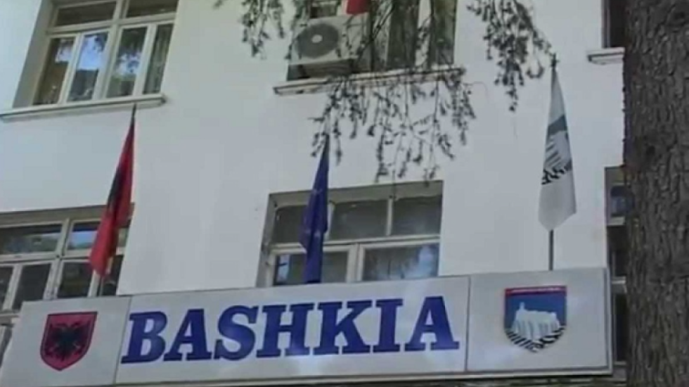 “Kryetari dhe shumë punonjës me HIV”, Bashkia Gjirokastër kallëzon personin që ndau lajmin