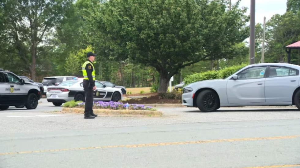 Panik pranë një shkolle në Karolinën e Veriut, 2 viktima gjatë një sherri mes të rinjve