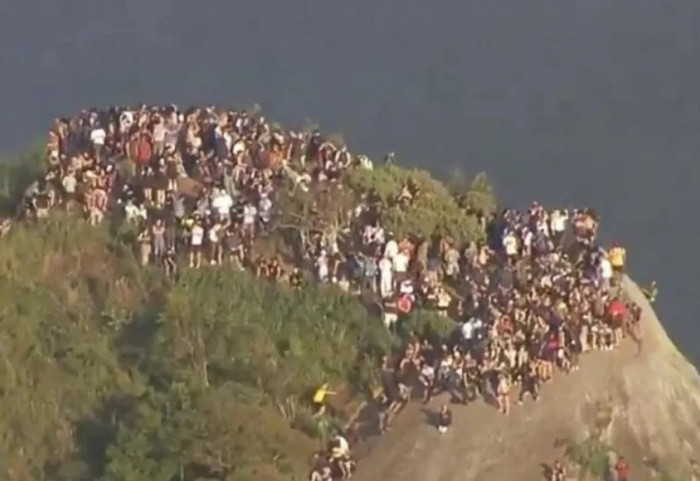 200 turistë bllokohen në majë të kodrës, policia përleshje me armë me bandën