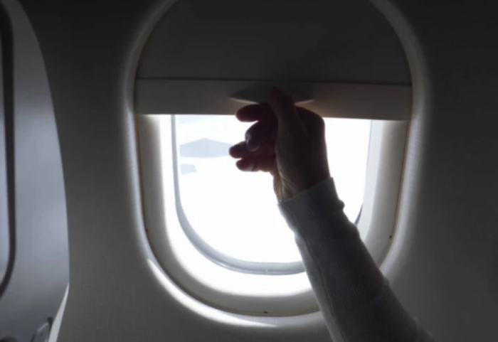 Pse duhet ta hapim gjithmonë grilën e dritares në avion gjatë uljes dhe ngritjes