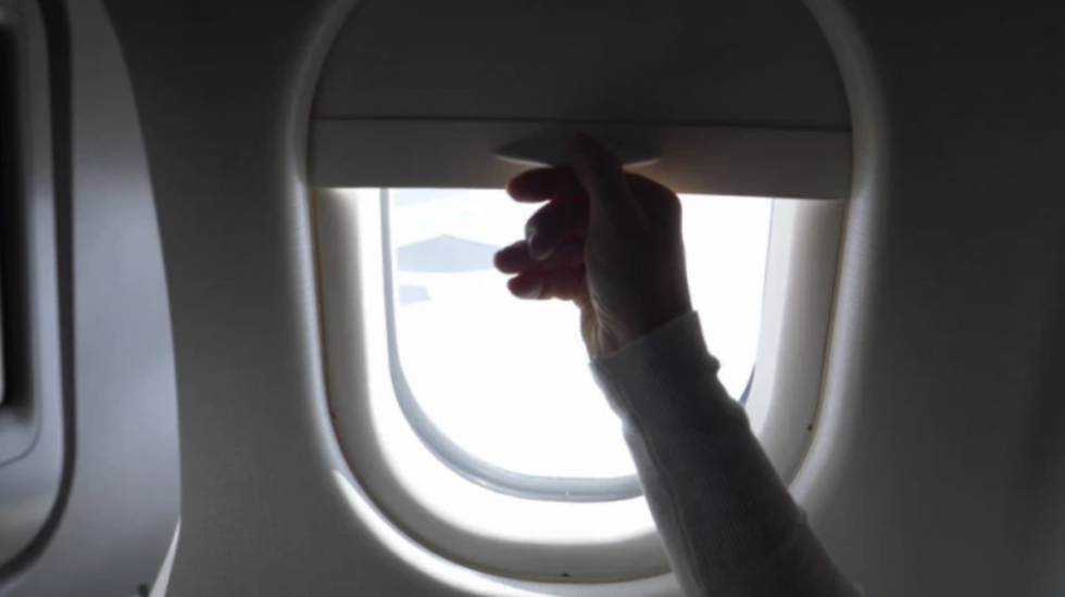 Pse duhet ta hapim gjithmonë grilën e dritares në avion gjatë uljes dhe ngritjes